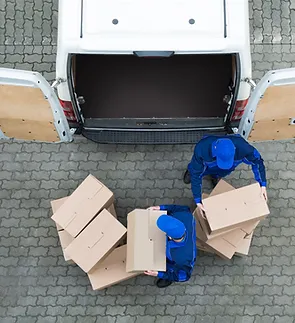 Dva delavca transportirata pakete
